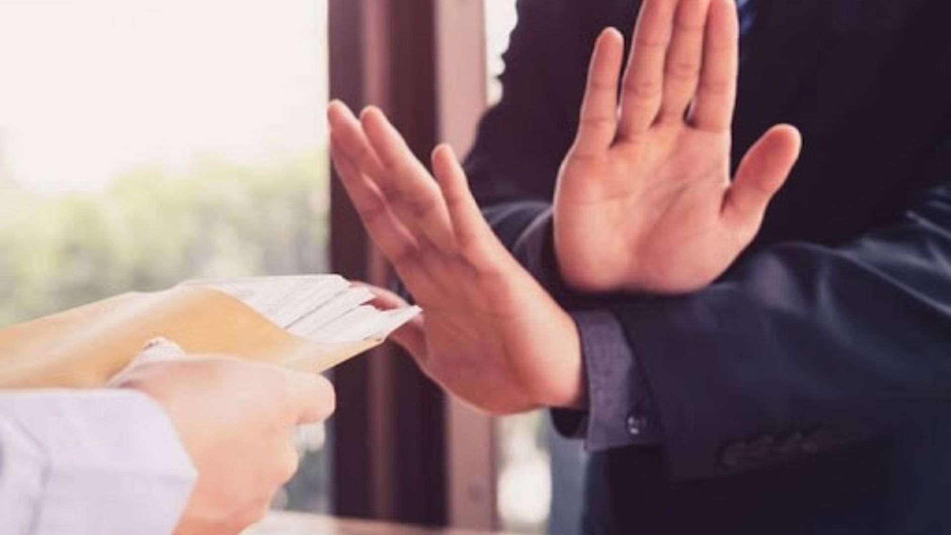KHÔNG KÝ HỢP ĐỒNG LAO ĐỘNG CÓ TRÁI LUẬT KHÔNG?