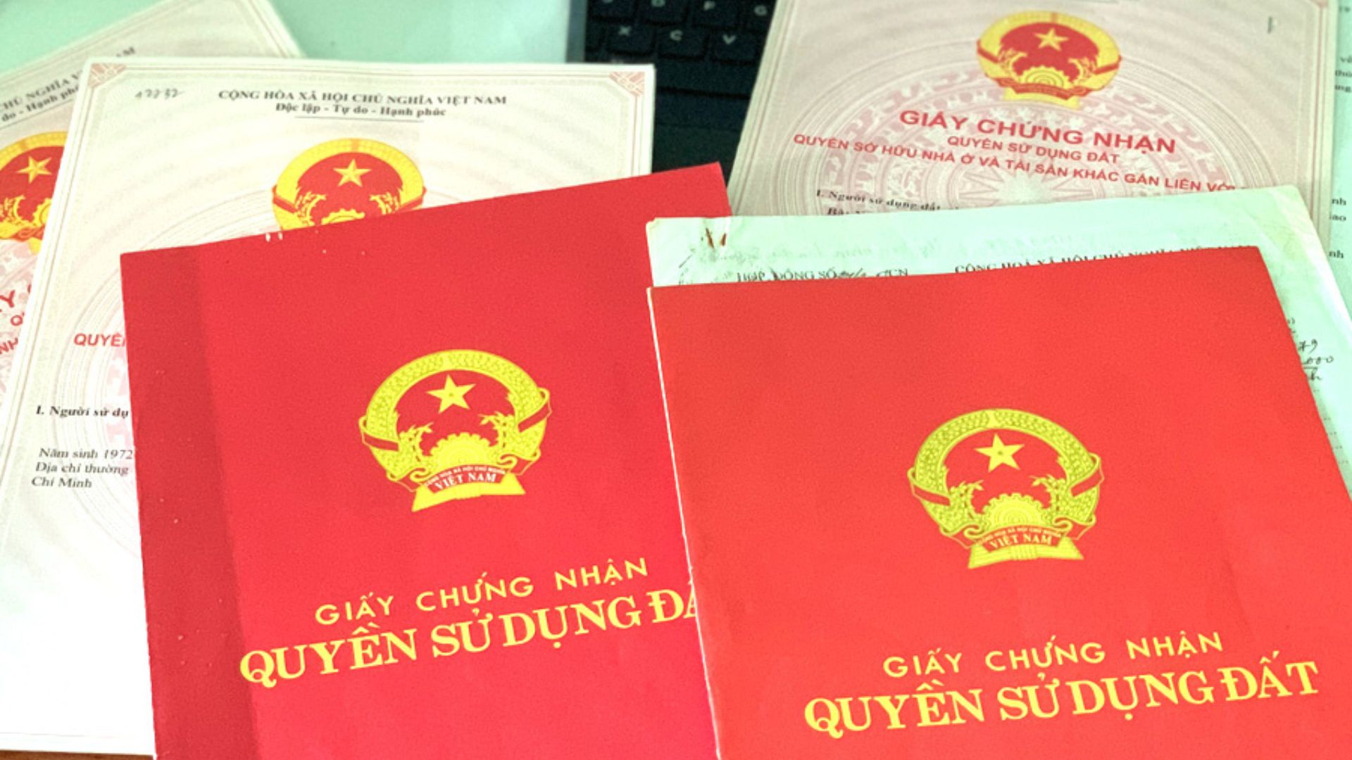Sang tên sổ đỏ là gì? Thủ tục, chi phí và thời gian thực hiện mới nhất